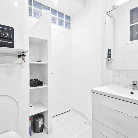 Petit 75011 Apartment *
